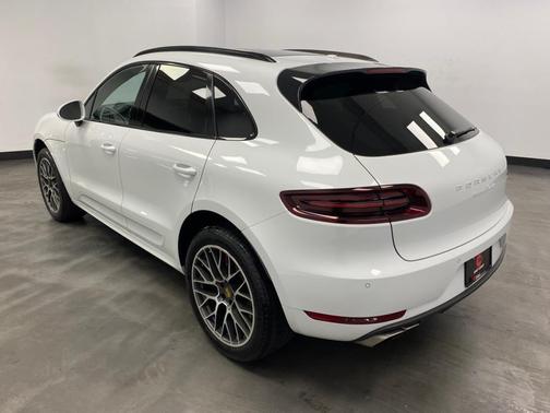 2017 Porsche Macan Turbo w/Performance Package