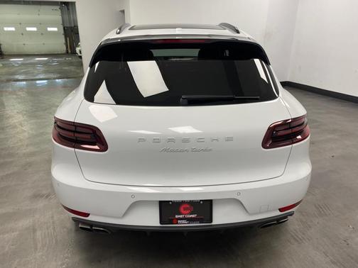 2017 Porsche Macan Turbo w/Performance Package