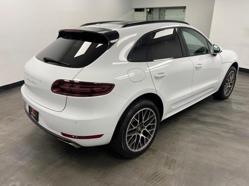 2017 Porsche Macan Turbo w/Performance Package