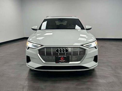Glacier White Metallic 2019 Audi e-tron Premium Plus