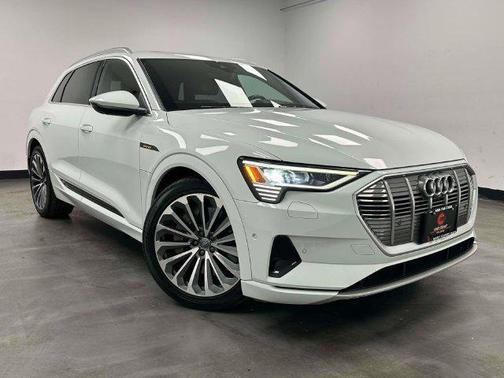 Glacier White Metallic 2019 Audi e-tron Premium Plus