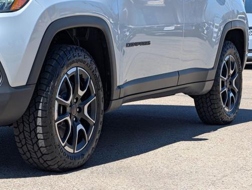 Silver Zynith 2025 Jeep Compass Trailhawk