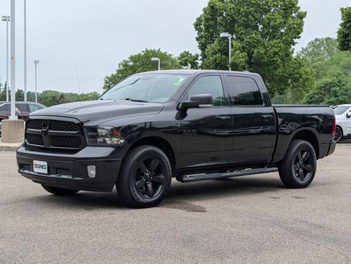 Brilliant Black Crystal Pearlcoat 2018 RAM 1500 Big Horn