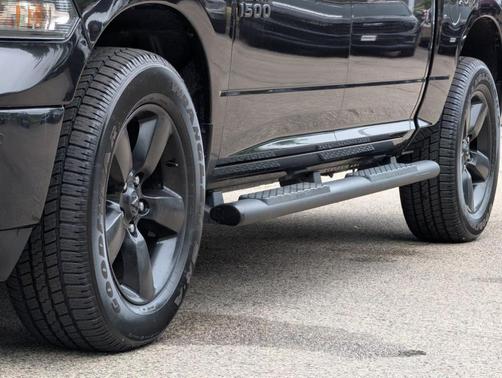 Brilliant Black Crystal Pearlcoat 2018 RAM 1500 Big Horn