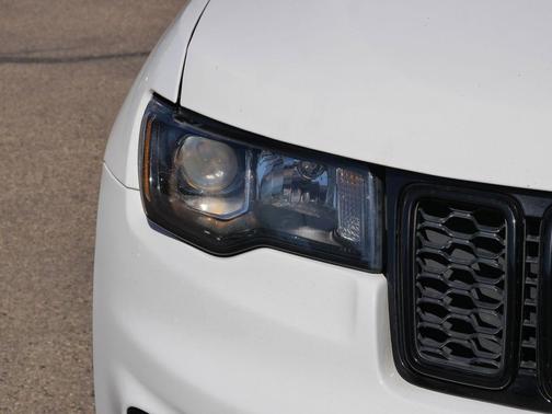 Bright White Clearcoat 2019 Jeep Grand Cherokee Laredo