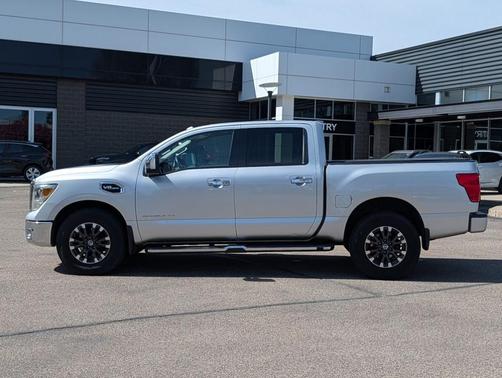 Brilliant Silver Metallic 2017 Nissan Titan SL