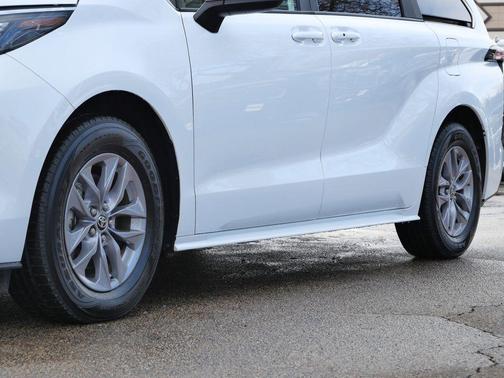 2025 Toyota Sienna LE