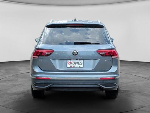 Platinum Gray Metallic 2024 Volkswagen Tiguan 2.0T SE