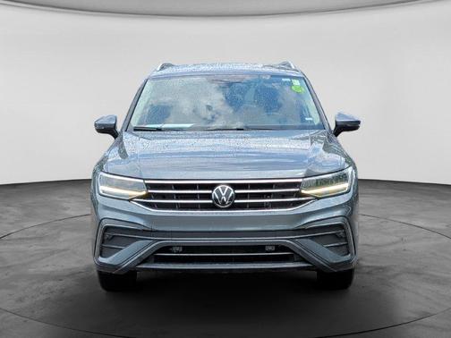 Platinum Gray Metallic 2024 Volkswagen Tiguan 2.0T SE
