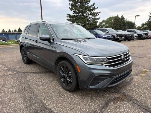 Platinum Gray Metallic 2024 Volkswagen Tiguan 2.0T SE