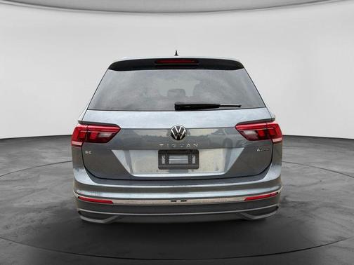 Platinum Gray Metallic 2024 Volkswagen Tiguan 2.0T SE