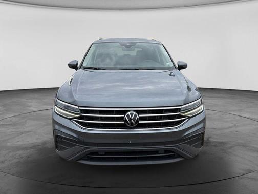 Platinum Gray Metallic 2024 Volkswagen Tiguan 2.0T SE