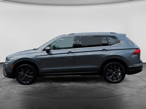 Platinum Gray Metallic 2024 Volkswagen Tiguan 2.0T SE