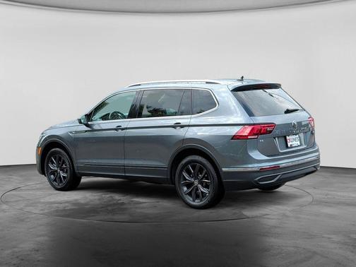 Platinum Gray Metallic 2024 Volkswagen Tiguan 2.0T SE