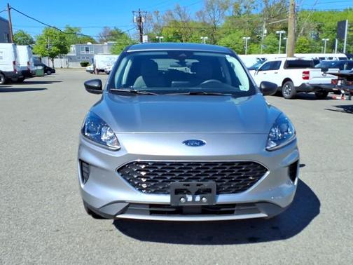 ICONIC SILVER 2022 Ford Escape SE