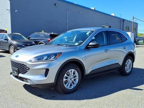 ICONIC SILVER 2022 Ford Escape SE