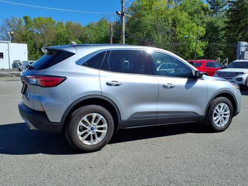 ICONIC SILVER 2022 Ford Escape SE