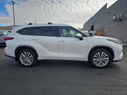 2023 Toyota Highlander Platinum