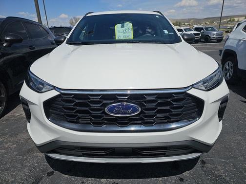 Star White Tri-Coat 2025 Ford Escape ST-Line