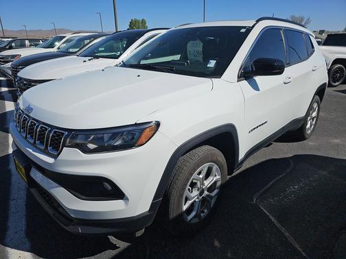Bright White Clearcoat 2025 Jeep Compass Latitude