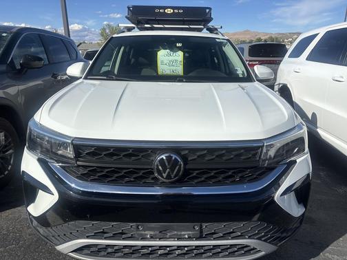 White 2023 Volkswagen Taos 1.5T SE