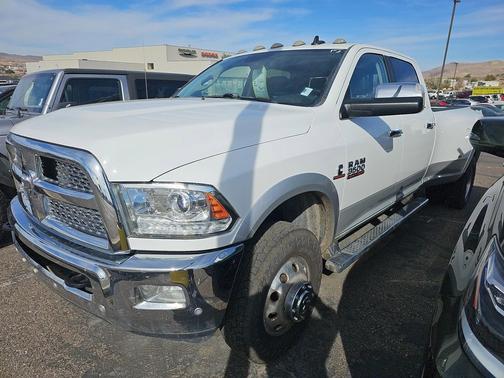 2017 RAM 3500 Laramie Crew Cab 4x4 8' Box