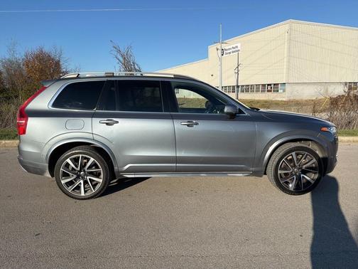 2018 Volvo XC90 T6 Momentum