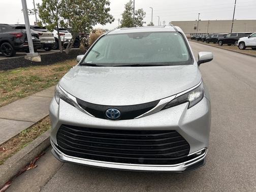 2024 Toyota Sienna XLE