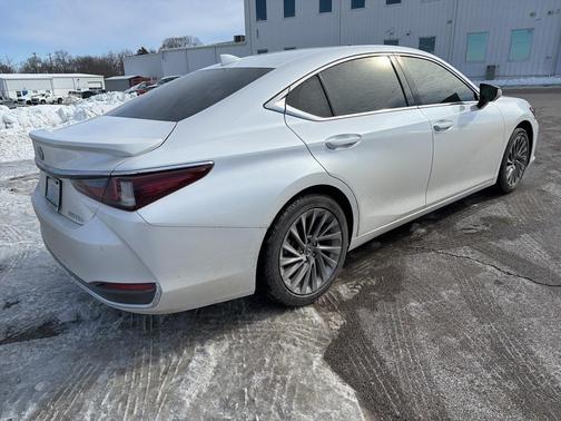 2025 Lexus ES 300h Ultra Luxury