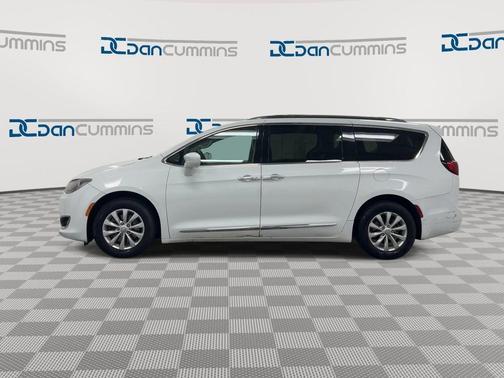 Bright White Clearcoat 2018 Chrysler Pacifica Touring-L