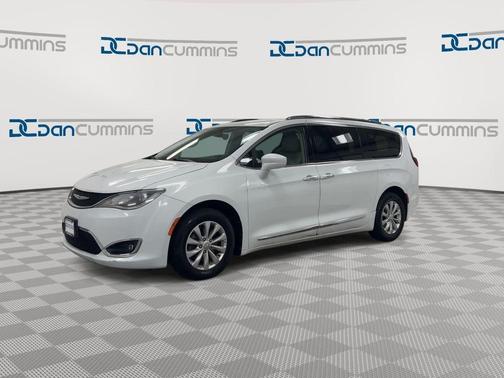 Bright White Clearcoat 2018 Chrysler Pacifica Touring-L