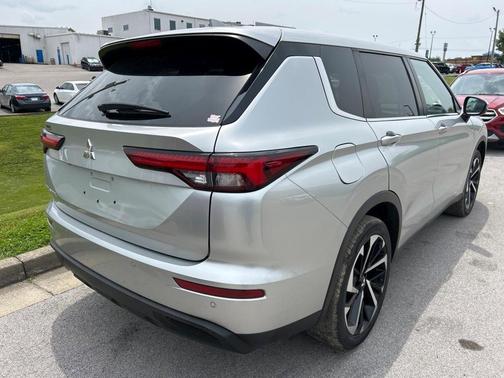 2022 Mitsubishi Outlander ES