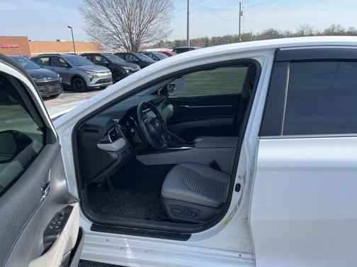 Super White 2020 Toyota Camry SE