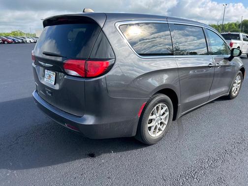 2022 Chrysler Voyager LX