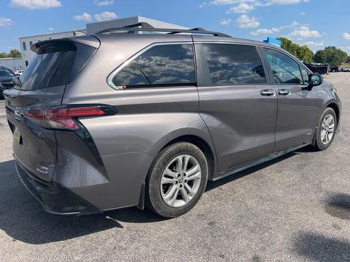 2021 Toyota Sienna XSE 7 Passenger