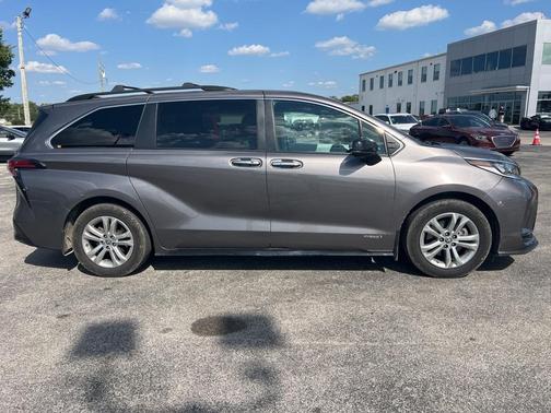 2021 Toyota Sienna XSE 7 Passenger