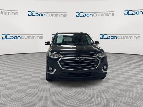 Mosaic Black Metallic 2018 Chevrolet Traverse LT Cloth