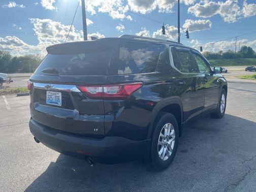 Mosaic Black Metallic 2018 Chevrolet Traverse LT Cloth