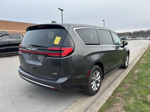 2023 Chrysler Pacifica Touring-L
