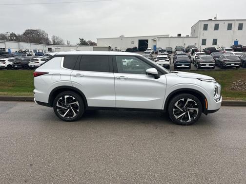 2024 Mitsubishi Outlander SE