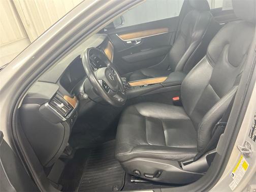 2021 Volvo S90 T6 Momentum