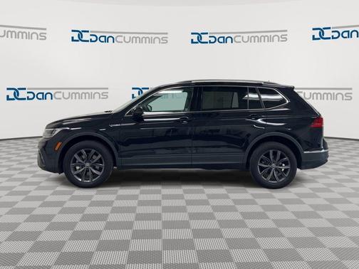 Deep Black Pearl Effect 2022 Volkswagen Tiguan 2.0T SE