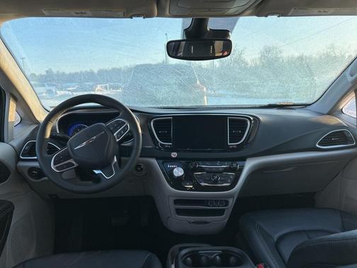 2024 Chrysler Pacifica Touring-L