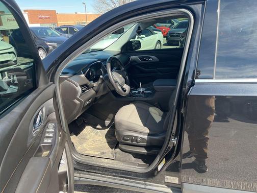 Mosaic Black Metallic 2018 Chevrolet Traverse LT Cloth