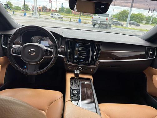 Bright Silver Metallic 2018 Volvo S90 T5 Momentum