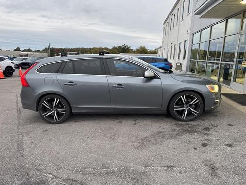 2017 Volvo V60 T6 R-Design Platinum