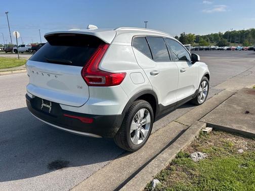 2022 Volvo XC40 T4 Momentum