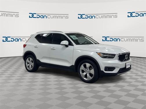 2022 Volvo XC40 T4 Momentum