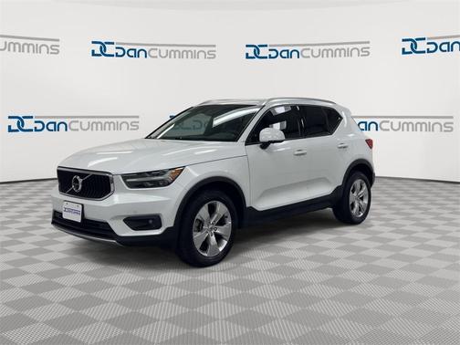 2022 Volvo XC40 T4 Momentum