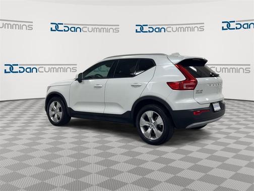 2022 Volvo XC40 T4 Momentum
